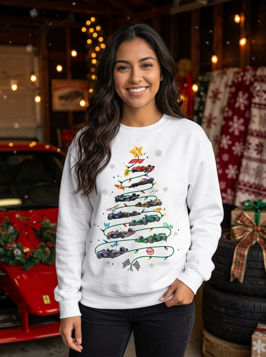 Modelo mujer con sudadera Navidad F1 en garage decorado · Descuentos especiales Drive Gear