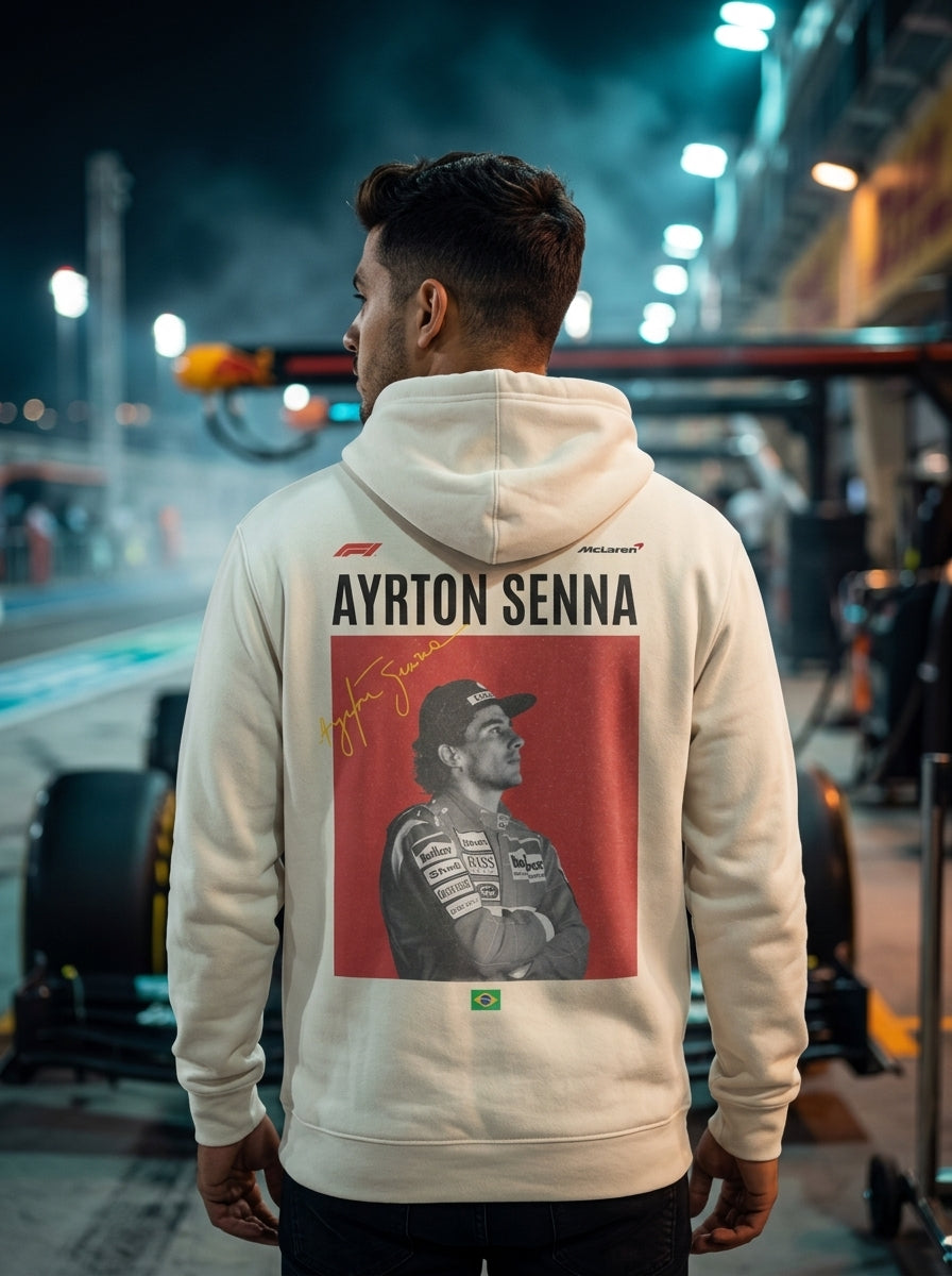 Modelo hombre con hoodie Ayrton Senna Champion en paddock F1 · Fan Top Drive Gear