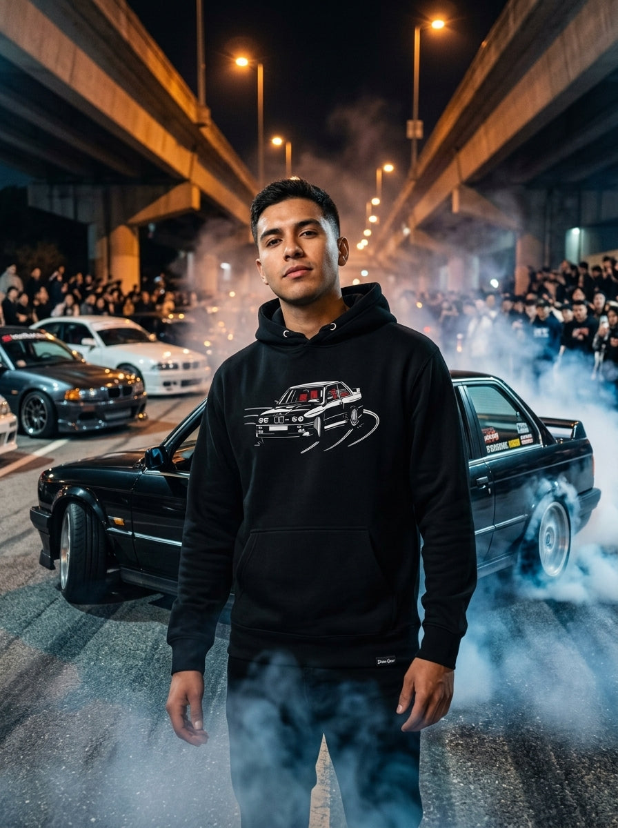 Modelo hombre con hoodie Drift E30 en touge nocturno · Colección BMW Drive Gear