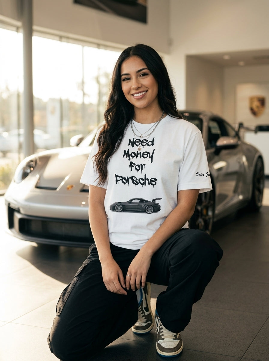 Modelo mujer con playera Need Money for Porsche frente a Porsche 911 · NMFP Drive Gear
