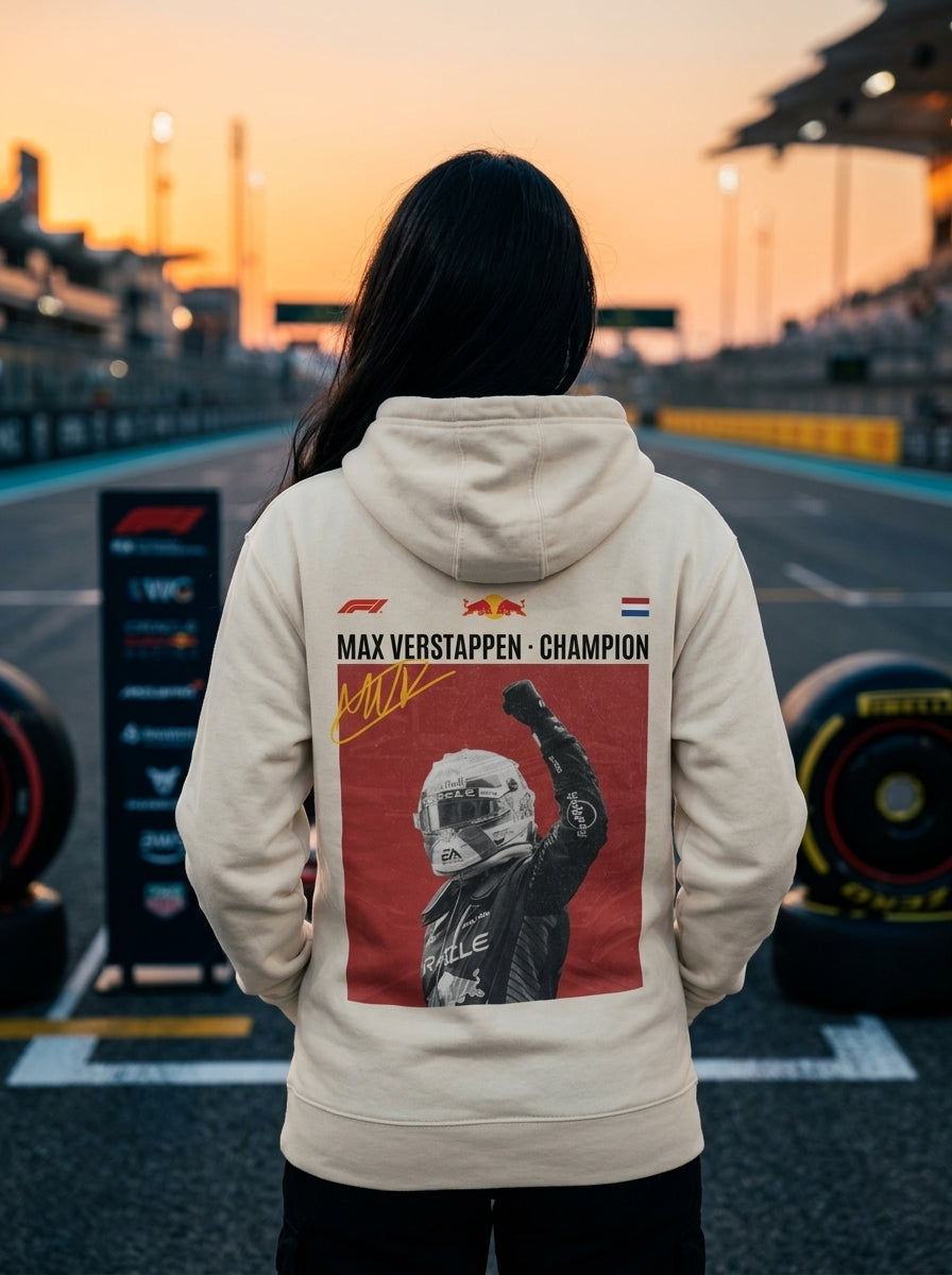 Modelo mujer con hoodie Max Verstappen Champion en grid F1 · Ropa Fórmula 1 Drive Gear