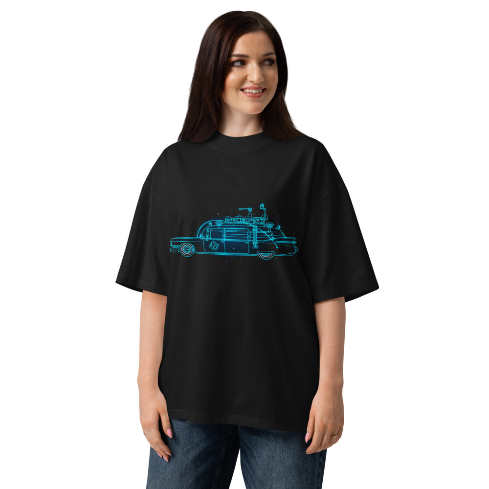 Oversize Ghostbusters Ecto-1 Neon Cyan Outline - Modelo femenina