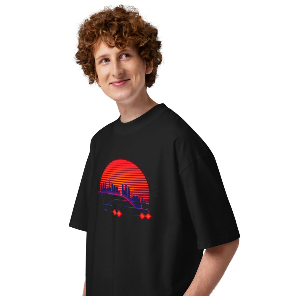 Oversize Synthwave Neon Cars Orange Sun Skyline - Modelo masculino lateral