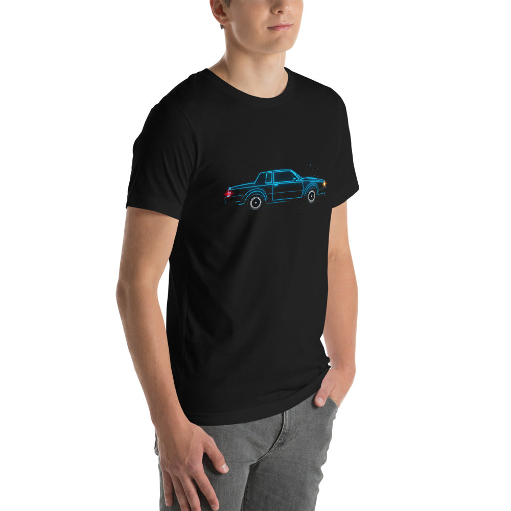 Playera Neon Cyan 80s Coupe Red Taillight Glow - Modelo masculino lateral