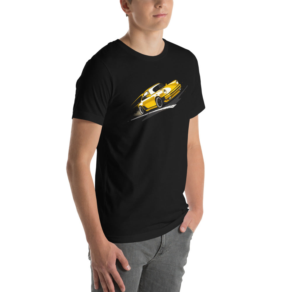 Playera Porsche 911 Yellow Classic Road Streak - Modelo masculino lateral
