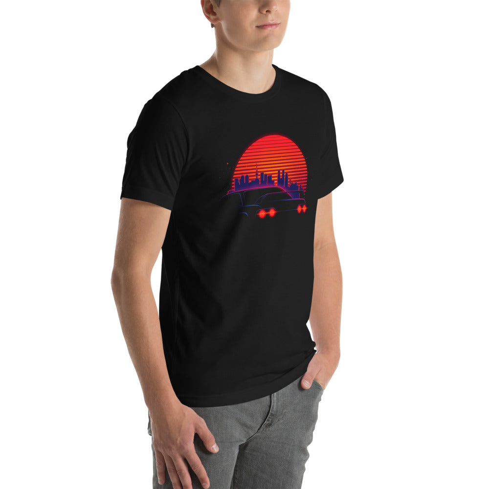 Playera Synthwave Neon Cars Orange Sun Skyline - Modelo masculino lateral